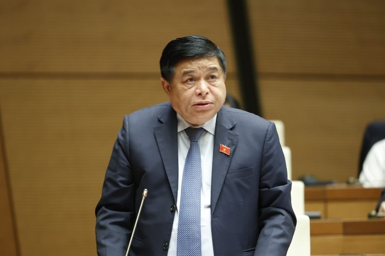 Bộ trưởng Nguyễn Chí Dũng trả lời chất vấn tại phiên họp Quốc hội sáng ngày 6/11 