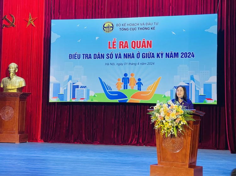 Bà Nguyễn Thị Hương, Tổng cục trưởng Tổng cục Thống kê phát biểu tại Lễ ra quân (Ảnh: Trần Tuyết)