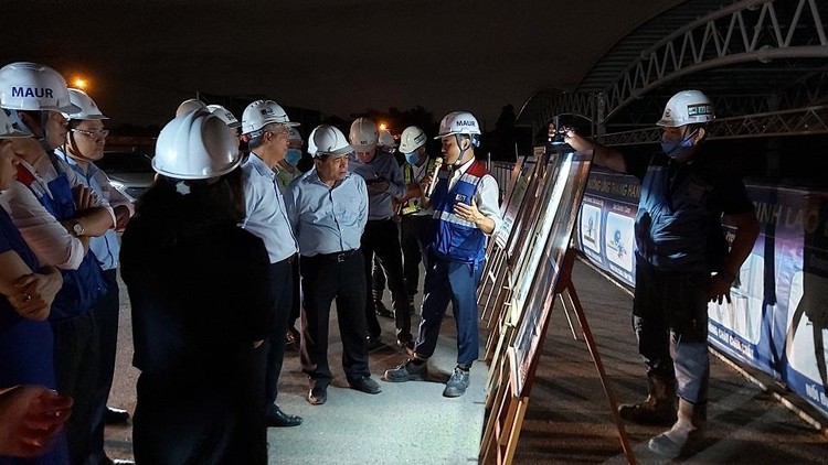 Đoàn công tác Bộ Kế hoạch và Đầu tư kiểm tra tiến độ tuyến Metro số 1. Ảnh: MAUR