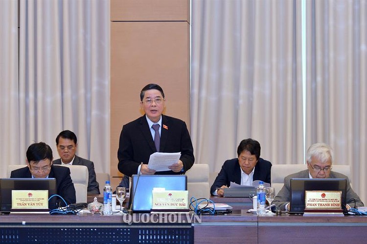 Chủ nhiệm Ủy ban Tài chính - Ngân sách Nguyễn Đức Hải trình bày báo cáo thẩm tra. Ảnh: Quochoi.vn