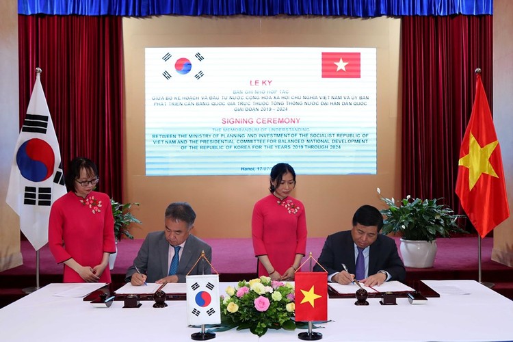 Bộ trưởng Bộ KH&ĐT Nguyễn Chí Dũng (bên phải) và Chủ tịch UBPTCBQG Song Jae Ho ký kết Bản ghi nhớ hợp tác. Ảnh: Đức Trung