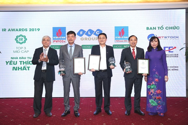 Ông Lê Cự Tân (Thứ 2 từ trái sang) đại diện PVFCCo nhận danh hiệu Top 3 DNNY nhóm Midcap có hoạt động IR được NĐT yêu thích nhất