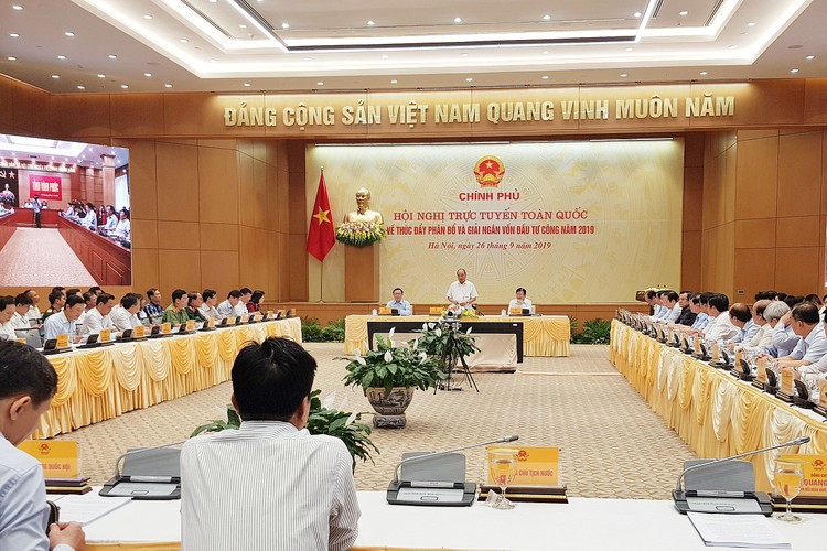 Thủ tướng Chính phủ Nguyễn Xuân Phúc phát biểu khai mạc Hội nghị trực tuyến toàn quốc về thúc đẩy phân bổ và giải ngân vốn đầu tư công năm 2019. Ảnh: Minh Thư
