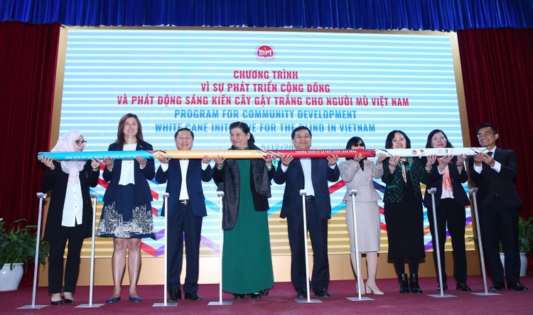 Các đại biểu thực hiện nghi lễ phát động Sáng kiến Cây gậy trắng cho người mù Việt Nam. Ảnh: Lê Tiên