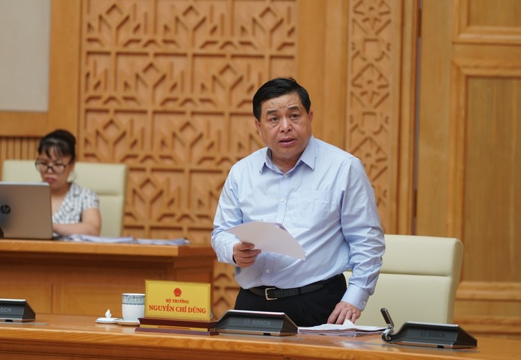 Bộ trưởng Bộ Kế hoạch và Đầu tư Nguyễn Chí Dũng phát biểu tại phiên họp. - Ảnh: VGP