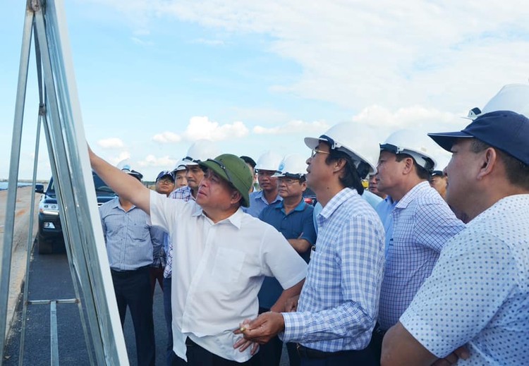 Bộ trưởng Nguyễn Chí Dũng và đoàn công tác thị sát Khu kinh tế mở Chu Lai
 