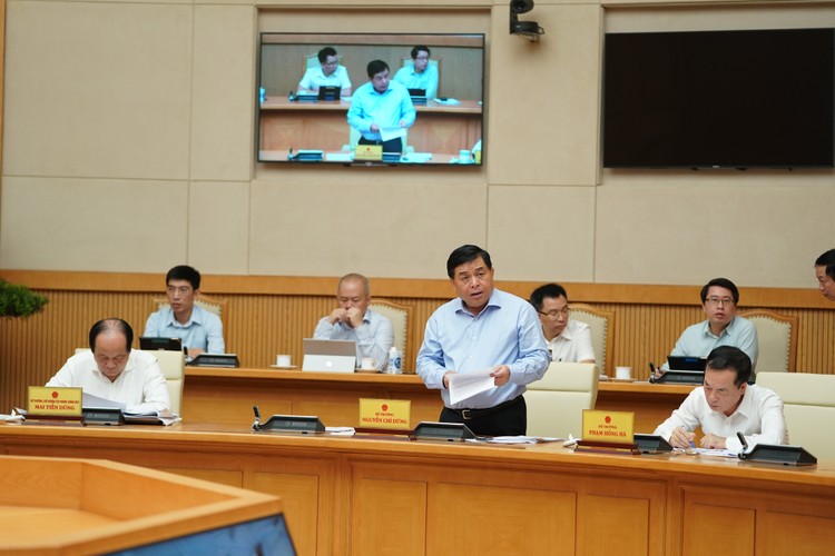 Bộ trưởng Bộ KH&ĐT Nguyễn Chí Dũng báo cáo tại Hội nghị. Ảnh: VGP