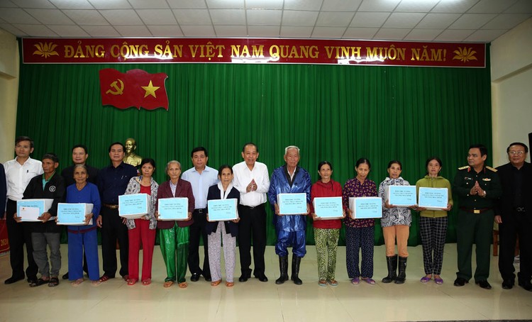 Phó Thủ tướng Trương Hòa Bình tặng quà cho nhân dân xã Hải Định, huyện Hải Lăng. Ảnh: VGP/Lê Sơn