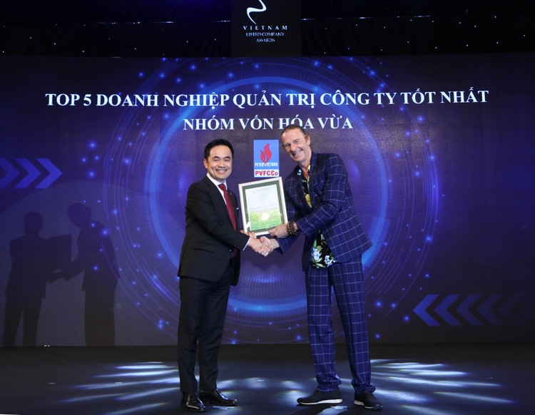 ông Louis T. Nguyễn (bên phải) – Thành viên HĐQT độc lập đã đại diện PVFCCo nhận kỷ niệm chương của BTC. Ảnh: DPM 