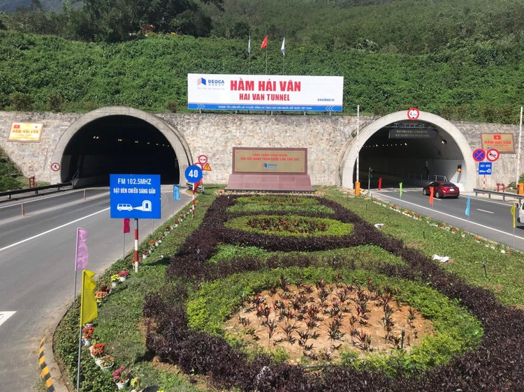 Mở hầm Hải Vân hỗ trợ người dân từ vùng dịch phía Nam về quê bằng xe máy