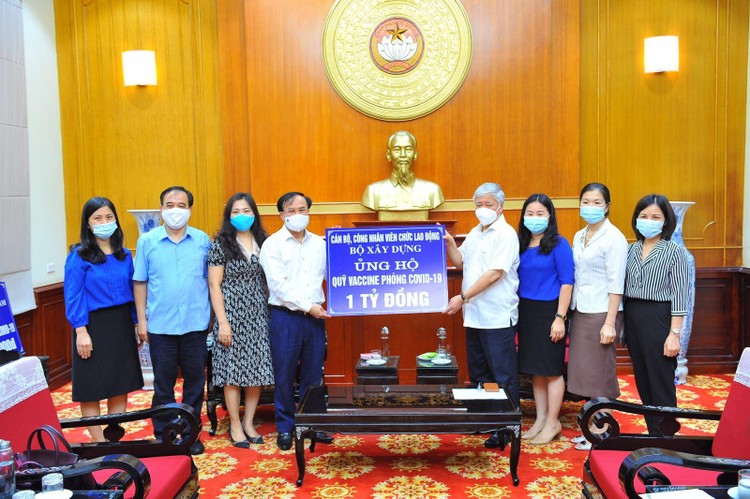 Lãnh đạo Bộ và đại diện Công đoàn Bộ Xây dựng trao tặng ủng hộ Quỹ Vaccine phòng Covid-19 đến lãnh đạo Mặt trận Tổ quốc Việt Nam 