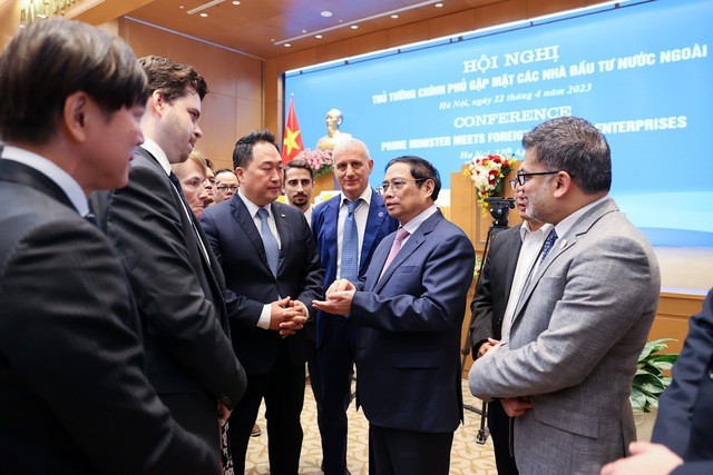 Thủ tướng Phạm Minh Chính trao đổi với các nhà đầu tư, doanh nghiệp bên lề Hội nghị - Ảnh: VGP