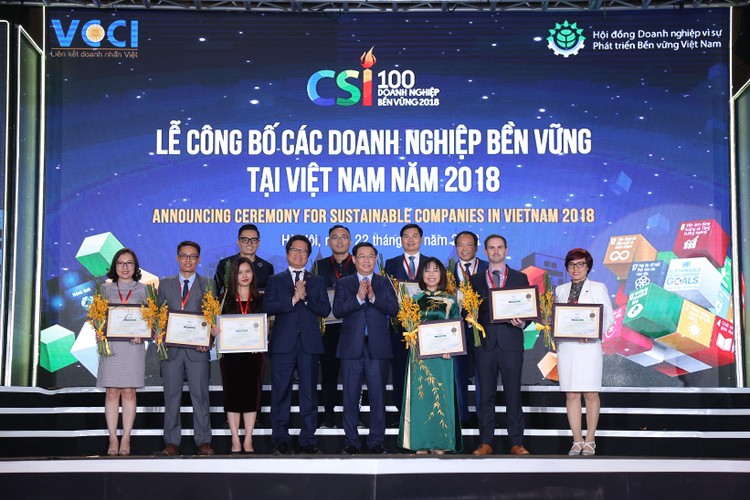 Phó Thủ tướng Vương Đình Huệ vinh danh các doanh nghiệp lĩnh vực thương mại - dịch vụ lọt Top 10 doanh nghiệp bền vững trong 3 năm liên tiếp
Ảnh: Trần Nam