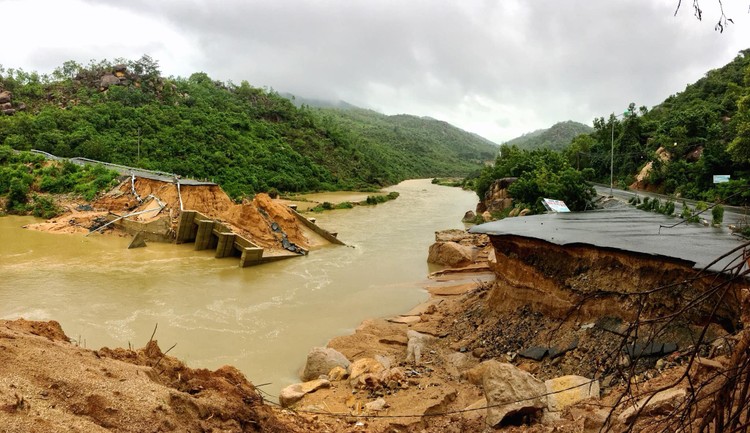 Lũ cuốn sập cầu Nước Ngọt ở xã Cam Lập (Cam Ranh), khiến 300 hộ dân bị cô lập trên đảo Bình Lập.
Ảnh: Chí Nguyễn