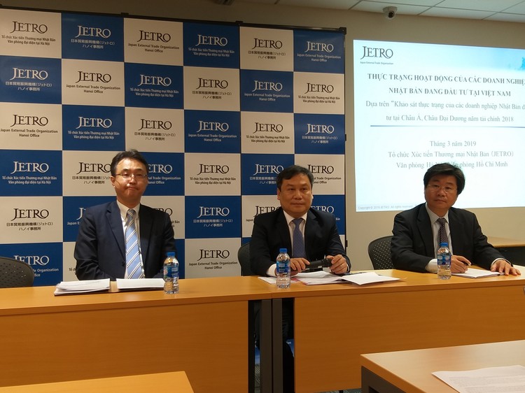 Thứ trưởng Bộ Kế hoạch và Đầu tư Vũ Đại Thắng (ngồi giữa) tham dự Họp báo và lắng nghe ý kiến đánh giá của doanh nghiệp Nhật Bản về tình hình sản xuất, kinh doanh tại Việt Nam 