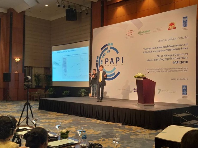 TS. Pau Schuler, đại diện Nhóm nghiên cứu PAPI 2018 công bố kết quả nghiên cứu. Ảnh Bích Thủy