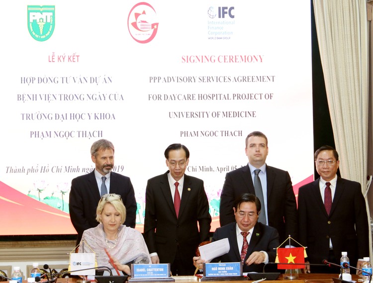 Đại diện IFC và Trường Đại học Y Phạm Ngọc Thạch ký hợp đồng dịch vụ tư vấn lập hồ sơ mời thầu Dự án