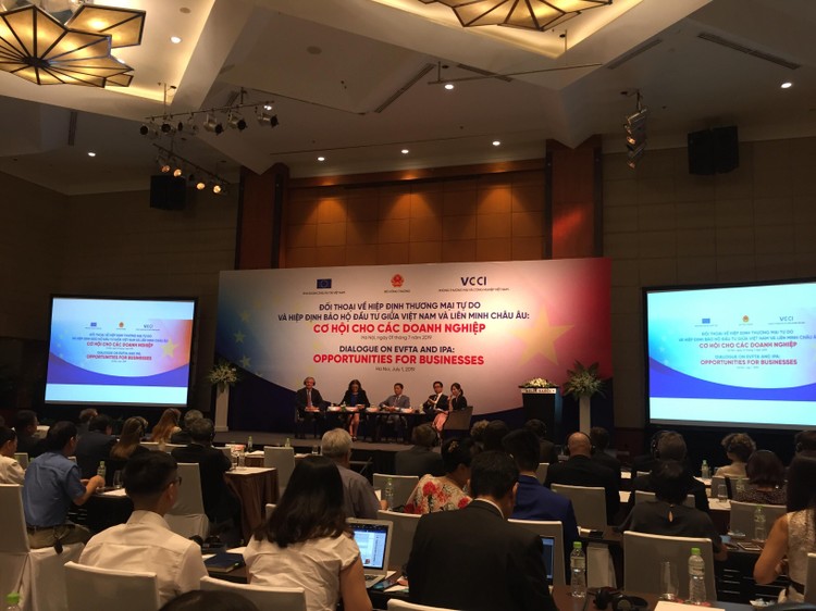 Đại diện Liên minh châu Âu, Phòng Thương mại châu Âu (EuroCham) và Bộ trưởng Bộ Công Thương Việt Nam cùng Phòng Thương mại và Công nghiệp Việt Nam đối thoại với cộng đồng doanh nghiệp về cơ hội từ EVFTA và IPA. Ảnh Minh Thủy.