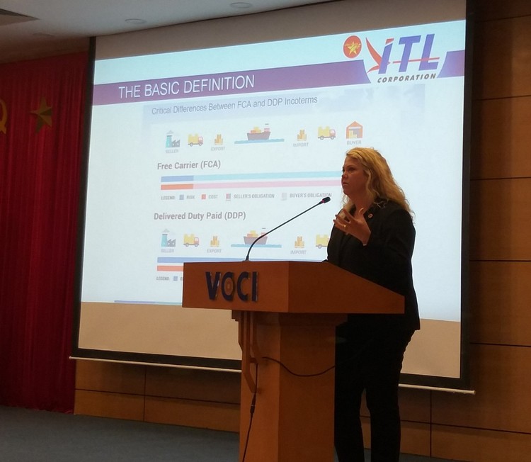 bà Amanda Rasmussen - Chủ tịch AmCham tại TP.HCM, Việt Nam đưa ra nhiều lưu ý đối với nhà nhập khẩu hàng hóa sang Mỹ. Ảnh: Bích Thủy