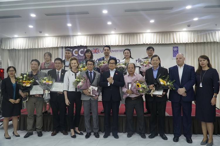 11 hiệp hội doanh nghiệp  ngành nghề tại TP. Hà Nội và TP.HCM cùng ký Bản cam kết về kinh doanh liêm chính. Ảnh: Trần Nam