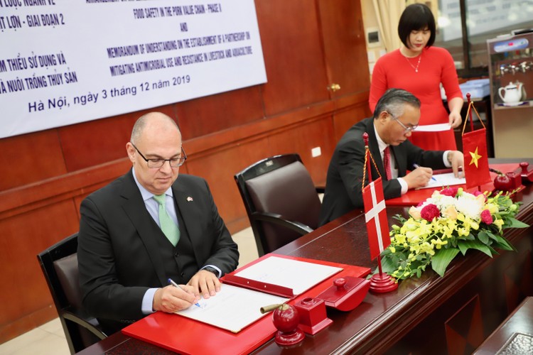 Thứ trưởng Bộ NN&PTNT Phùng Đức Tiến và Đại sứ Đan Mạch Kim Højlund Christensen ký Thỏa thuận hỗ trợ Việt Nam phát triển bền vững chuỗi giá trị thịt lợn