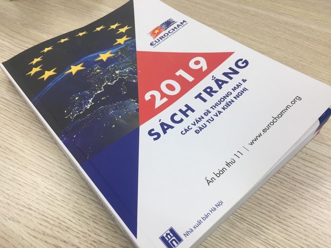 Sách Trắng EuroCham 2020 là ấn bản lần thứ 12 do EuroCham phát hành, tổng hợp ý kiến từ các doanh nghiệp thành viên hoạt động trong nhiều lĩnh vực ngành nghề khách nhau