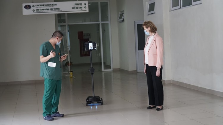 Thử nghiệm vận hành robot Ohmni tại Bệnh viện Bệnh nhiệt đới Trung ương
