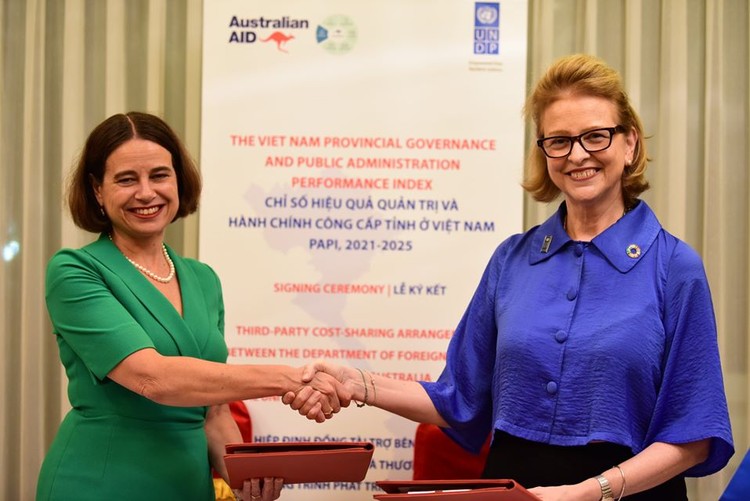 Đại sứ Australia Robyn Mudie và Đại diện thường trú của Chương trình phát triển Liên hợp quốc (UNDP) tại Việt Nam Caitlin Wiesen vừa ký Hiệp định đồng tài trợ.