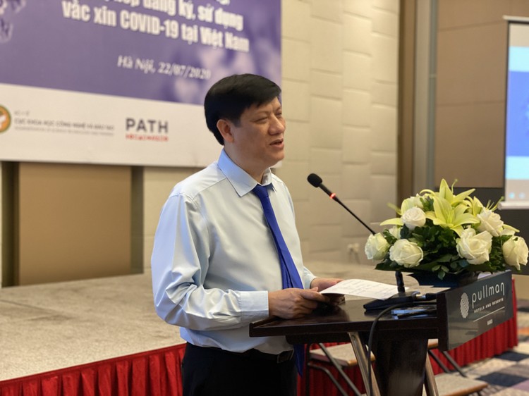 Quyền Bộ trưởng Bộ Y tế Nguyễn Thanh Long phát biểu tại Hội thảo.