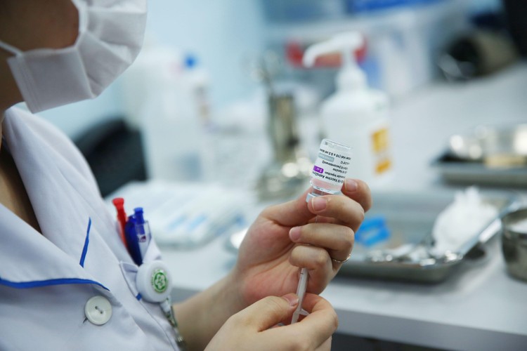 Nhân viên y tế của Bệnh viện Bạch Mai đang triển khai tiêm chủng vắc xin phòng Covid-19. Ảnh Lê Tiên