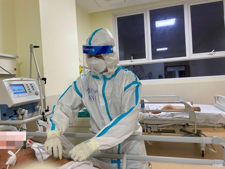 Các y bác sĩ đang điều trị bệnh nhân Covid-19 trong Bệnh viện Hồi sức Covid-19 tại TP.Thủ Đức, TP.HCM