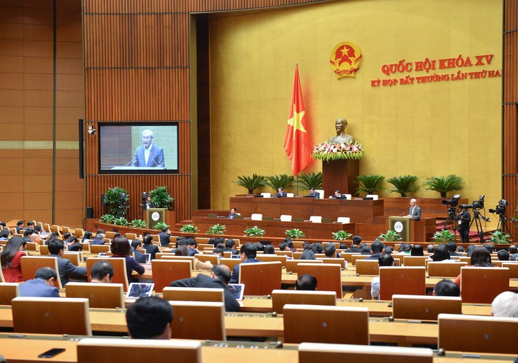 Chủ nhiệm Ủy ban Tài chính - Ngân sách Nguyễn Phú Cường trình bày Báo cáo thẩm tra về đề xuất chuyển nguồn kinh phí phòng chống dịch Covid-19 năm 2021 sang năm 2022