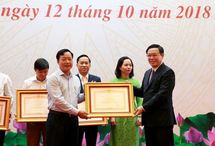 Phó Thủ tướng Chính phủ Vương Đình Huệ trao bằng khen biểu dương đại diện các huyện, xã, hộ gia đình vươn lên thoát nghèo
