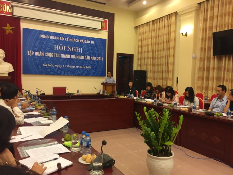 TS. Đinh Văn Minh trình bày tại Hội nghị tập huấn công tác thanh tra nhân dân. Ảnh Bích Thảo