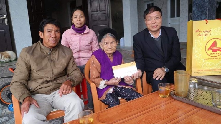 Tặng quà và trao tiền phụng dưỡng 6 tháng đầu năm 2019 cho Mẹ Việt Nam Anh hùng tại huyện Nam Đàn, Nghệ An