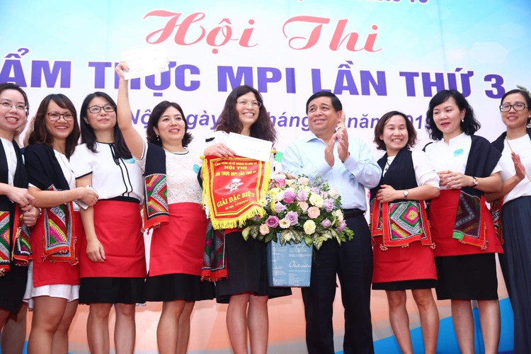Bộ trưởng Bộ Kế hoạch và Đầu tư Nguyễn Chí Dũng trao giải đặc biệt cho đội thi của Vụ Kinh tế địa phương và Lãnh thổ. Ảnh: Lê Tiên