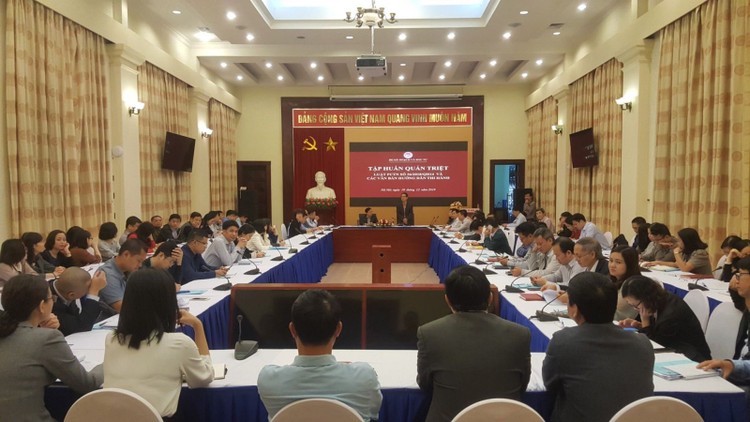 Các công chức và viên chức của Bộ KH&ĐT đã được TS. Đinh Văn Minh giới thiệu các nội dung chủ chốt, quan trọng của Luật Phòng, chống tham nhũng số 36/2018/QH14.