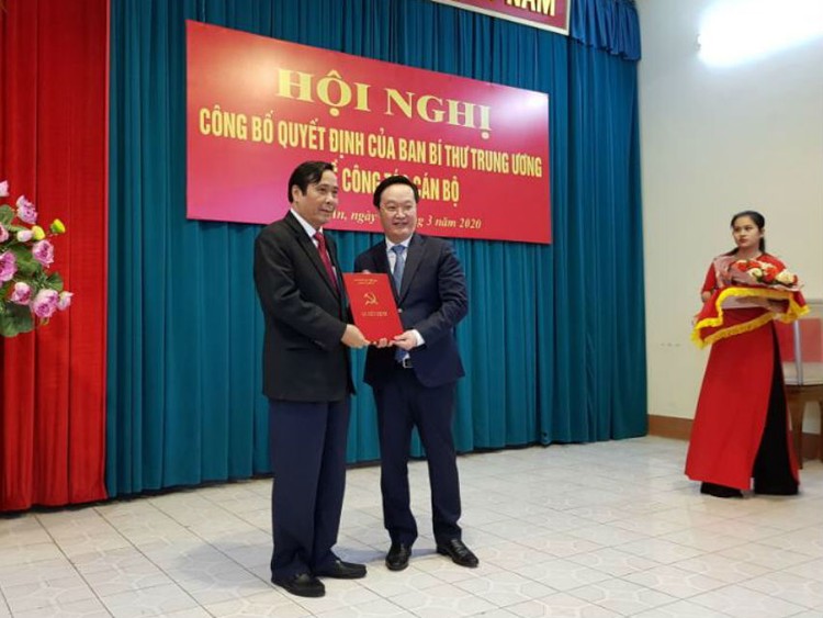 Ông Nguyễn Thanh Bình, Ủy viên Ban Chấp hành Trung ương Đảng, Phó Trưởng ban Thường trực Ban Tổ chức Trung ương trao Quyết định của Ban Bí thư Trung ương cho ông Nguyễn Đức Trung