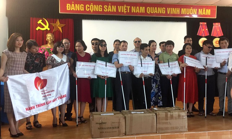 Chương trình cây gậy trắng cho người mù do Bộ KH&ĐT phát động đã đến với nhiều tỉnh thành trong cả nước và hôm nay là ở Thủ đô Hà Nội. Ảnh: Tuấn Dũng