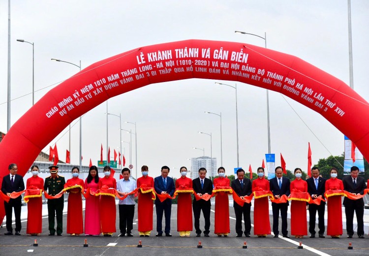 Lãnh đạo thành phố Hà Nội và Bộ Giao thông vận tải phát lệnh thông xe, gắn biển kỷ niệm 1010 năm Thăng Long - Hà Nội cho công trình cầu vượt thấp qua hồ Linh Đàm. Ảnh: Thành Chung