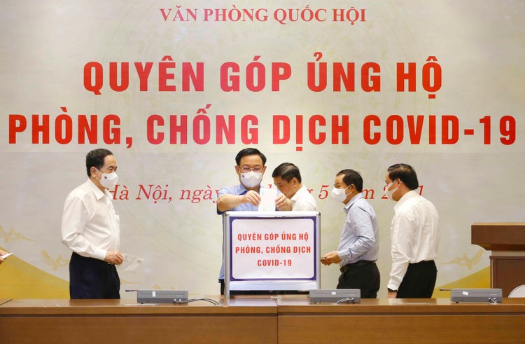 Văn phòng Quốc hội đã chuyển 350 triệu đồng đến Ủy ban Trung ương Mặt trận Tổ quốc Việt Nam để ủng hộ công tác phòng, chống dịch COVID-19