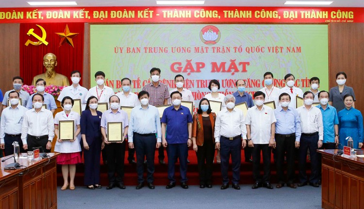 Chủ tịch Quốc hội Vương Đình Huệ gặp mặt các cán bộ y tế các bệnh viện Trung ương tăng cường cho TP.HCM và các tỉnh phía Nam chống dịch bệnh Covid-19 chiều ngày 4/8/2021 tại Hà Nội 