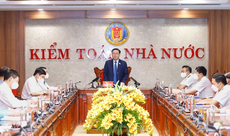 Chủ tịch Quốc hội Vương Đình Huệ đề nghị Kiểm toán Nhà nước xây dựng kế hoạch kiểm toán năm 2022 đi sâu vào vấn đề trọng tâm, tháo gỡ các điểm nghẽn hiện nay để sau đại dịch phục vụ phát triển kinh tế, xã hội - ảnh Thành Chung