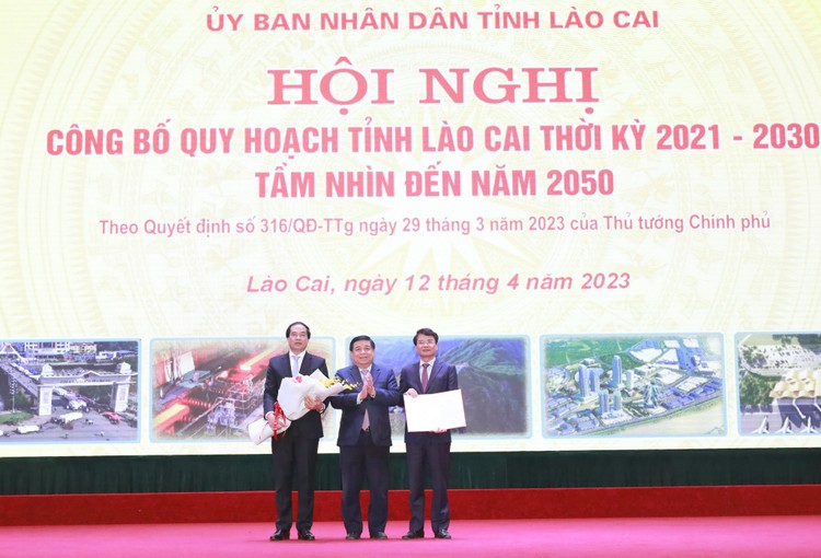 Bộ trưởng Bộ Kế hoạch và Đầu tư Nguyễn Chí Dũng trao quyết định phê duyệt Quy hoạch của Thủ tướng Chính phủ cho lãnh đạo tỉnh Lào Cai