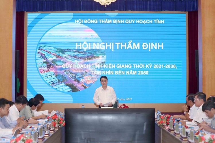 Thứ trưởng Bộ KH&ĐT Trần Quốc Phương chủ trì Hội nghị thẩm định Dự thảo Quy hoạch tỉnh Kiên Giang thời kỳ 2021 - 2030, tầm nhìn đến năm 2050. Ảnh: Đức Trung