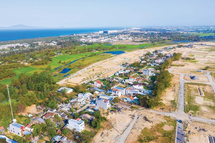 Khu đô thị mới Điện Nam - Điện Ngọc (thị xã Điện Bàn, tỉnh Quảng Nam) sau thời gian phát triển "nóng" đã bộc lộ rõ nhiều bất cập về quy hoạch và quản lý quy hoạch của tỉnh Quảng Nam. 
