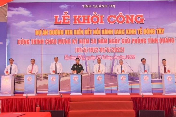 Chủ tịch nước Nguyễn Xuân Phúc cùng lãnh đạo các bộ, ngành Trung ương và địa phương phát lệnh khởi công công trình.