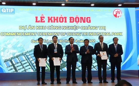 Bộ trưởng Bộ Kế hoạch và Đầu tư Nguyễn Chí Dũng (thứ ba từ phải qua) trao Quyết định chủ trương đầu tư Dự án KCN Quảng Trị cho Liên danh nhà đầu tư