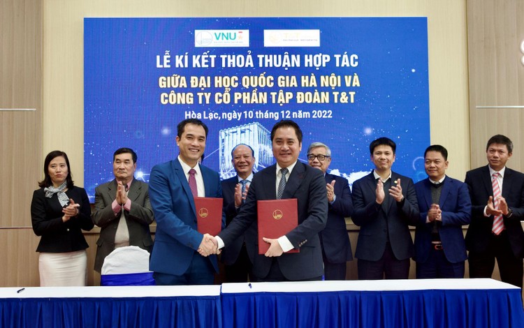 Ông Mai Xuân Sơn, Tổng Giám đốc Tập đoàn T&T Group (bên phải) và PGS.TS Phạm Bảo Sơn, Phó Giám đốc ĐHQGHN trao thỏa thuận hợp tác trong lĩnh vực y tế.