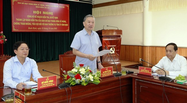 Bộ trưởng Bộ Công an Tô Lâm (người đứng) công bố quyết định kiểm tra tại Ban Thường vụ Tỉnh ủy Bình Định